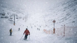 Pista de esquí en Sierra Nevada durante un temporal de nieve con fuerte nevada y visibilidad reducida