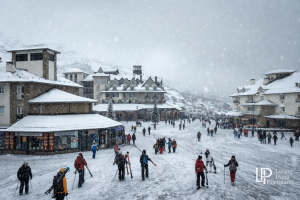 Plaza Pradollano en Sierra Nevada durante una nevada con esquiadores llegando al centro de la estación