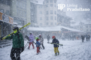 Temporal de nieve en Plaza Pradollano (Sierra Nevada) con esquiadores caminando hacia los remontes durante una nevada intensa